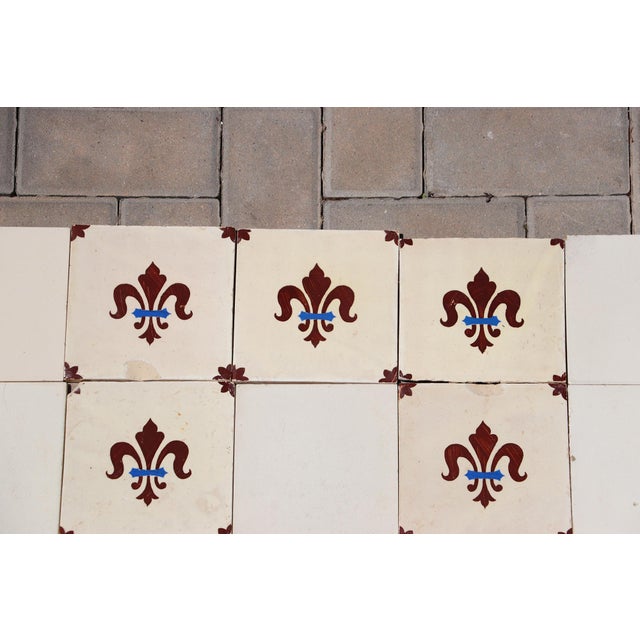 1900s Portuguese Fleur-De-Lis & Plain Antique White Large Antique Tiles Set of 32 For Sale - Image 12 of 18