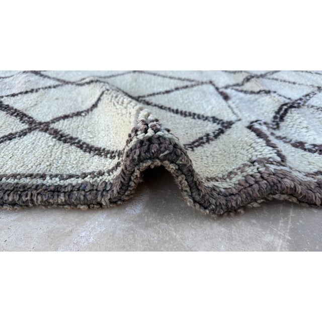 White 1980s Vintage Moroccan Beni Ourain Rug - 6'9" X 12'5" For Sale - Image 8 of 10