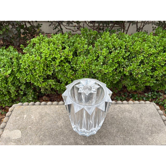 Transparent 1980s Mid-Century Modern Acrylic Ice Bucket For Sale - Image 8 of 9