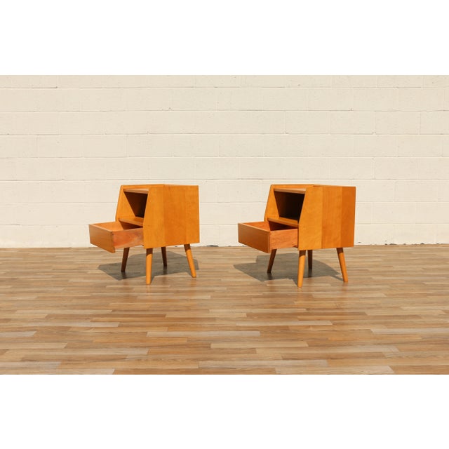 Mid-Century Modern Pair of Maple Nightstands in the Style of Heywood-Wakefield, Circa 1960s For Sale - Image 12 of 18