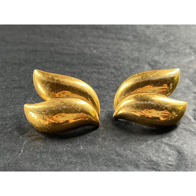 Contemporary Vintage 1980s Double-Leaf Earrings in Gold Tone, A Pair For Sale - Image 3 of 4
