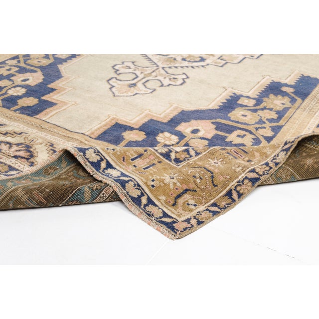 Turkish Mid 20th Century Oversize Oushak Beige Rug For Sale - Image 3 of 10