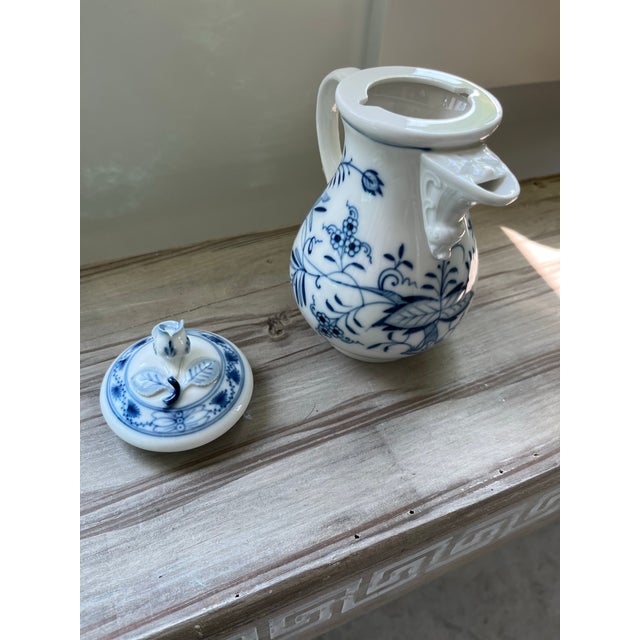 Vintage Mid 20th Century Meissen Blue Onion Demitasse Coffee Pot With Rosebud Finial Lid For Sale - Image 9 of 12
