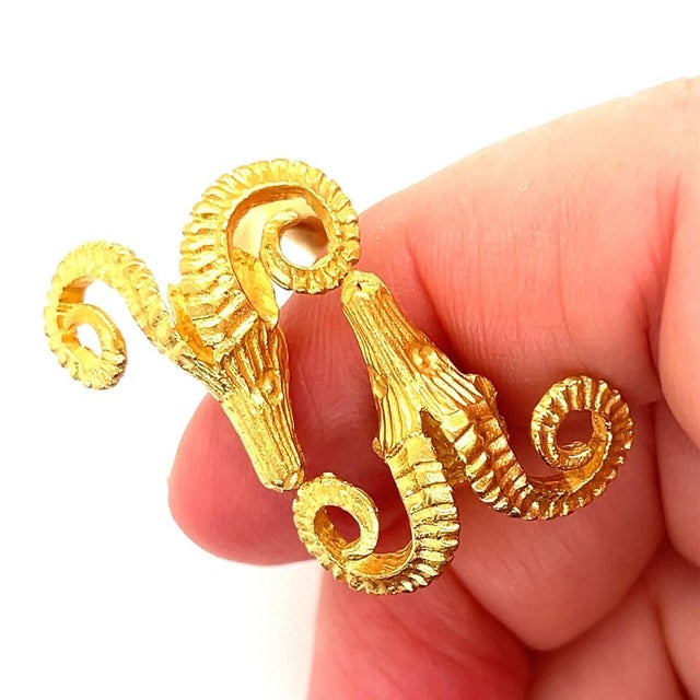 Metal Mid 20th Century 18k Solid Yellow Gold Double Rams Head Band Ring - Size 6 For Sale - Image 7 of 8