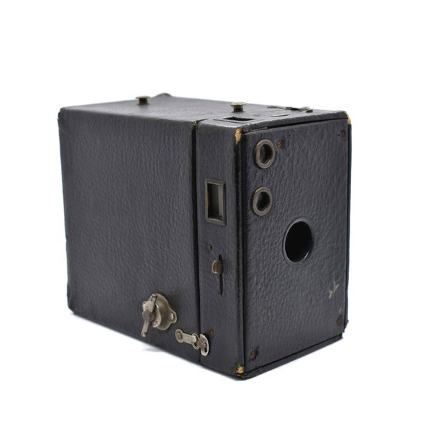 The Eastman Kodak No 2A Brownie Model B Camera is a historic and iconic camera from the early 20th century. Introduced in...