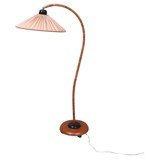 This Markslöjd pink swanneck floor lamp is a distinguished piece of mid-century Scandinavian design, offering both...