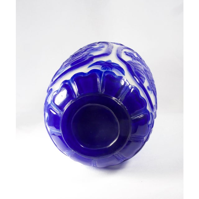 Royal Blue Early 20th Century Traditional Glass Peking Vase For Sale - Image 8 of 9