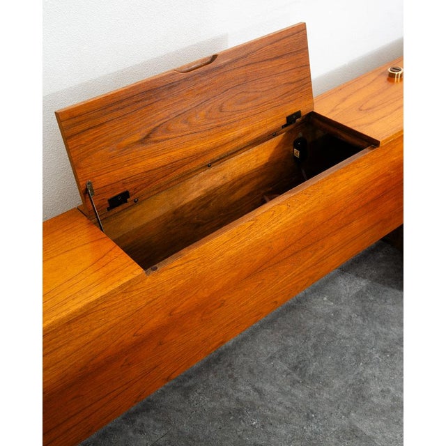 Mid Century Danish Modern Headboard Bed Frame Scova Teak Nighstands Queen Mint For Sale - Image 11 of 12