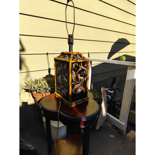 Chinese 1960s Sarreid Excellent Chinoise28 "Faux Bamboo Monkey Table Lamp For Sale - Image 3 of 13