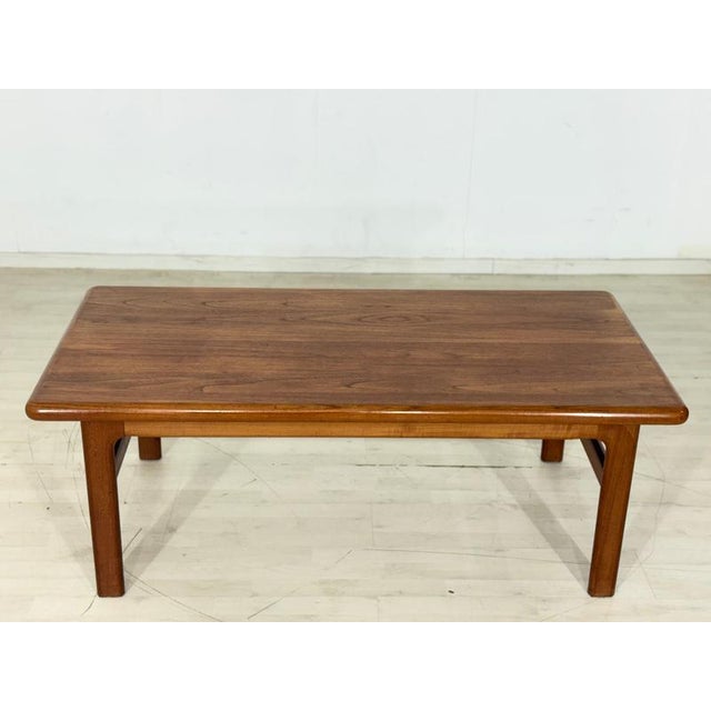 For sale is a very beautiful vintage teak coffee table in good condition with a lovely wood grain. Danish design, 1960s,...