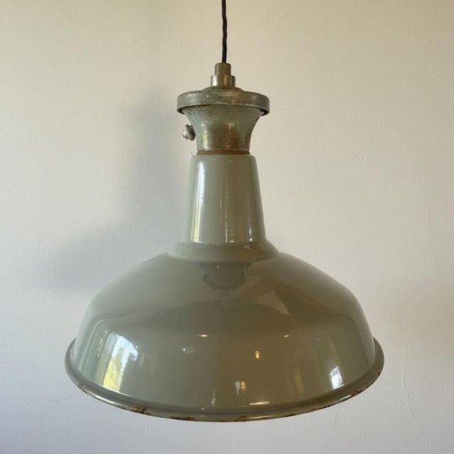 Vintage grey enamel factory pendant light made by Benjamin. In overall good vintage condition with some small scuffs here...