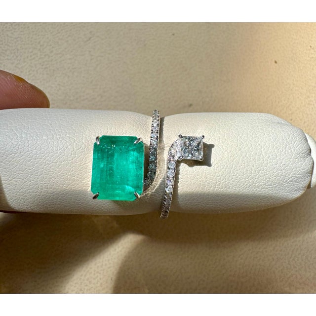 3.11 Ct Emerald Cut Emerald & 0.49 Ct Diamond Bypass Ring in 18 Kt Gold Size 6 For Sale In New York - Image 6 of 18