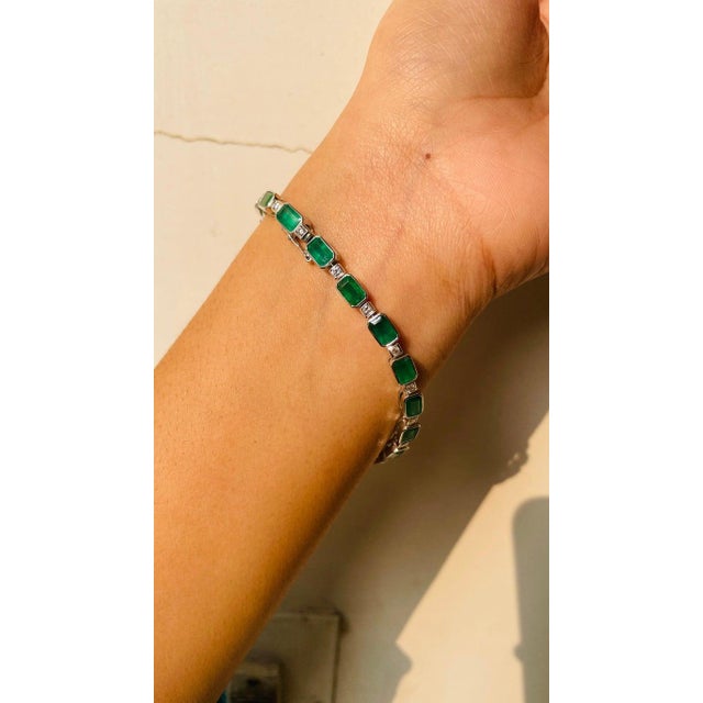 Handmade Tennis Bracelet in 18k White Gold 11.5cts Emerald and Diamond For Sale In New York - Image 6 of 12