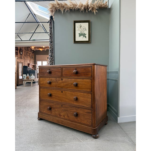 This large english mahogany chest of drawers dates from the victorian era, in the second half of the 19th century. Its...