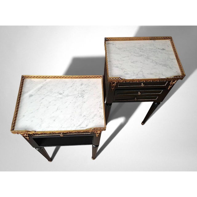 Early 20th Century French Louis XVI Revival Pair of Nightstands in Carrara Marble and Gilt Bronze For Sale - Image 4 of 18