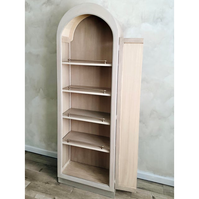 Tan 1970s Mid-Century Style Arched Display Cabinet With Brass Gallery Rails For Sale - Image 8 of 14