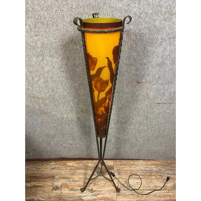Art Nouveau Floor Lamp in Wrought Iron and Pâte de Verre with Tulips, 1970s For Sale - Image 3 of 5