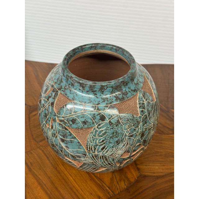 Nicaraguan Vessel With Dimensional Etched Birds For Sale - Image 9 of 12