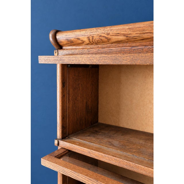 English Oak Sectional Barrister Bookcase in the style of Globe-Wernicke, 1910s For Sale - Image 3 of 12
