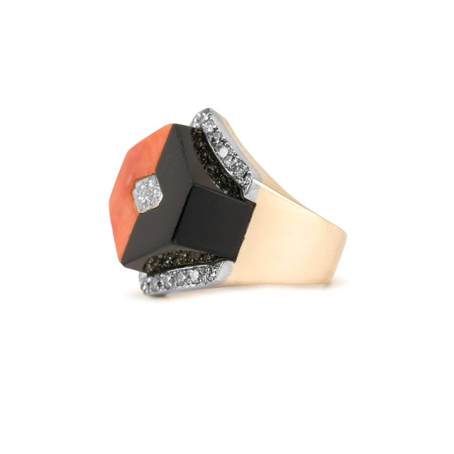 Modern Vintage Ladies 14k Yellow Gold Coral Onyx Diamond Geometric Cocktail Ring, Size 6 For Sale - Image 3 of 7