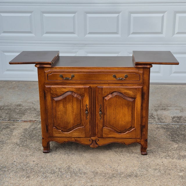 French Provincial 1989 Ethan Allen French Country Style Flip-Top Server Sideboard Buffet Bar Cabinet For Sale - Image 3 of 15