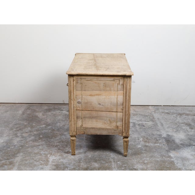 Italian Neoclassical 18th Century Bleached Walnut Commode with Fluted Side Posts For Sale - Image 4 of 12