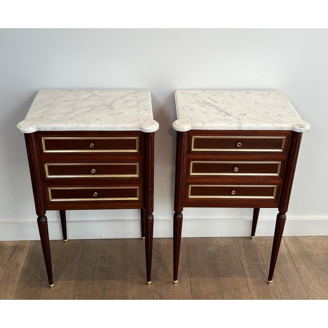 Neoclassical 1940s Pair of mahogany and brass side tables or bedside tables with Carrara marble For Sale - Image 3 of 12