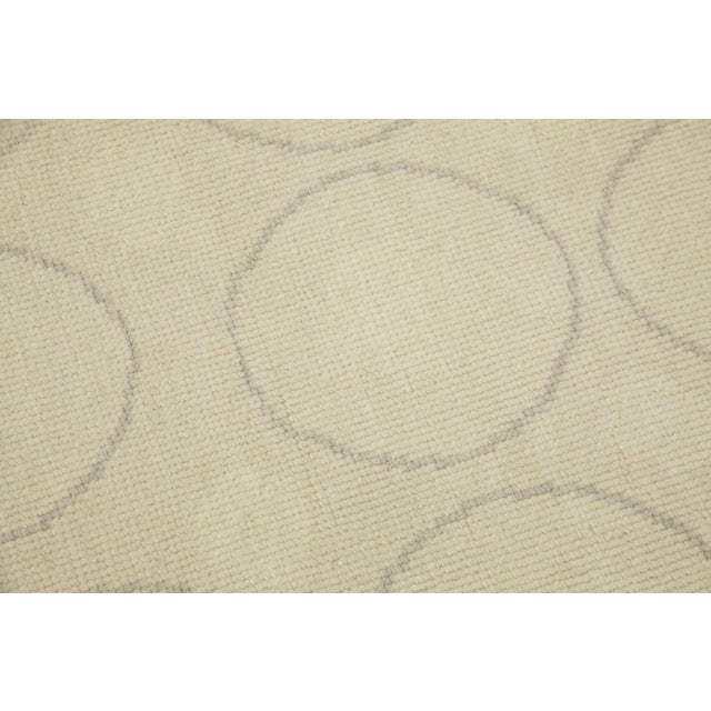 This modern Turkish Oushak rug is a stunning piece of art that has been handwoven using traditional techniques by skilled...