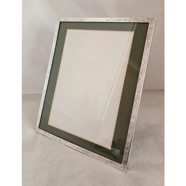 Chinese Export Sterling Silver Planished Photograph Frame from Wai Kee For Sale - Image 3 of 17