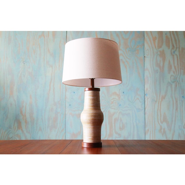 Mid-Century Modern Gordon and Jane Martz M-166 Lamp for Marshall Studios Yellow White and Tan For Sale - Image 3 of 9