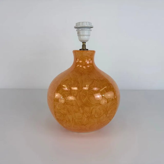 1990s Vintage 1990s French Kostka Ceramic Table Lamp | Reactive Glaze | Amber Melon | Original Shade | Made in France For Sale - Image 5 of 10