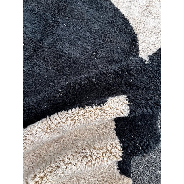 Black Moroccan Beni Ouarain Wool Rug with Modern Graphic Design, 1990 For Sale - Image 8 of 13