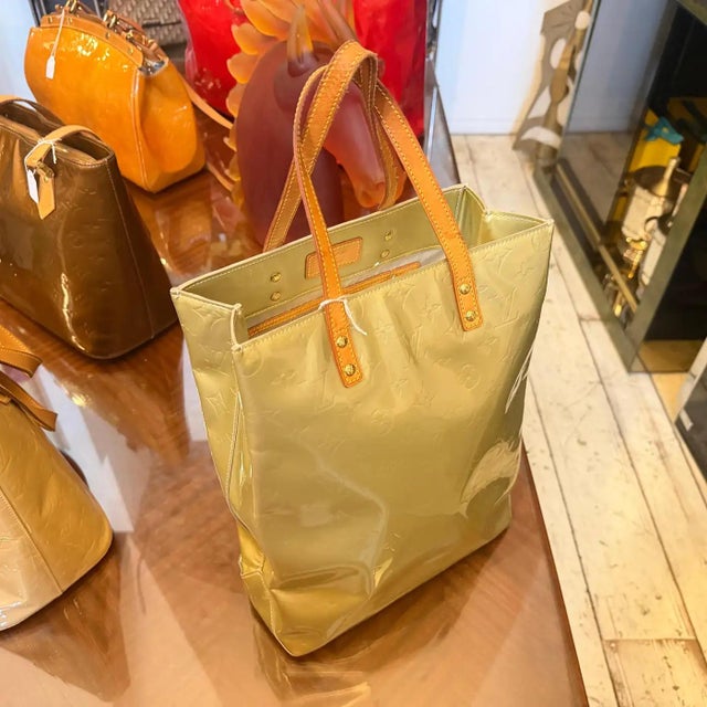 Animal Skin A 2001 Louis Vuitton Green Vernis and Vachetta Reade Gm Tote Bag For Sale - Image 7 of 11