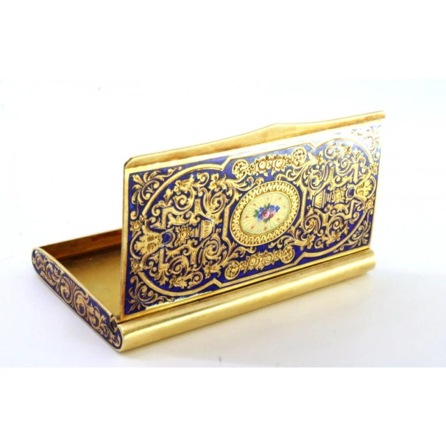 Snuff Box in Enamelled Gold with Engraved Geometric Figures, Floral Motifs and Hinged Lid For Sale - Image 5 of 11