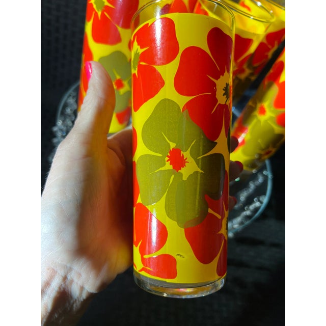 1960's Bright and Colorful Hibiscus Flowers Glassware Set- 6 Pieces For Sale In Las Vegas - Image 6 of 11
