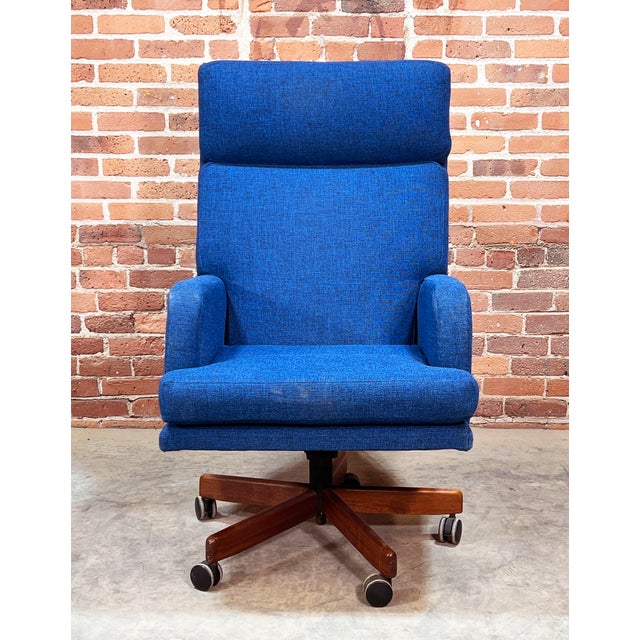 Mid-Century Modern Mid-Century Modern Blue Executive Desk Chair on Walnut Base in the Style of Fredrik Kayser For Sale - Image 3 of 8