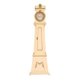 White Painted Frøken Clock with Decorative Details, Bornholm, 1790s For Sale
