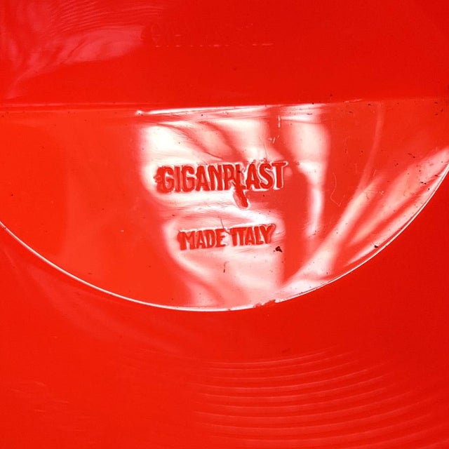 Plastic Taormina Table and Stools from Giganplast, 1970s, Set of 5 For Sale - Image 7 of 8