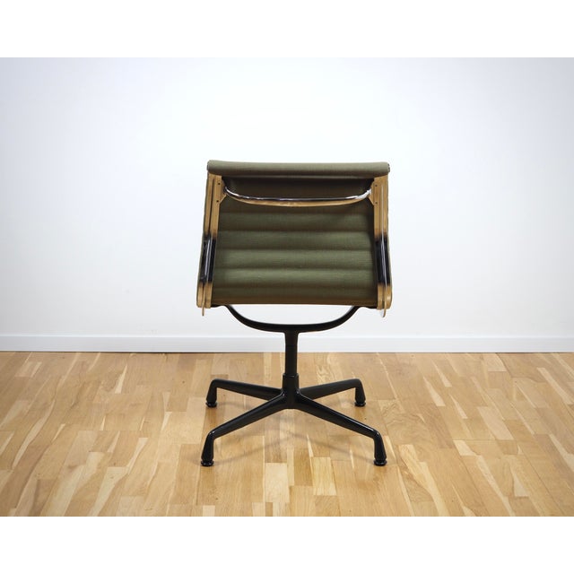 Vitra Alu Chair EA 105 in Hopsack in Khaki by Charles and Ray Eames for Vitra, 1980s For Sale - Image 4 of 11