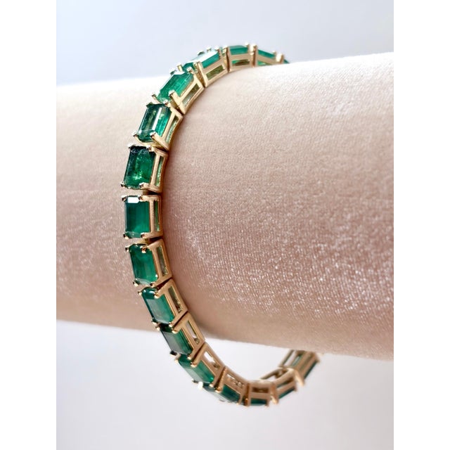 Modern 24 Carat Natural Emerald Tennis Bracelet, 14 Karat Yellow Gold, 17.5gm, 7 Inch For Sale - Image 3 of 8