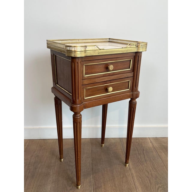 1940s 1940s Pair of wood and brass side tables with Carrara marble tops in the style of Maison Jansen For Sale - Image 5 of 12