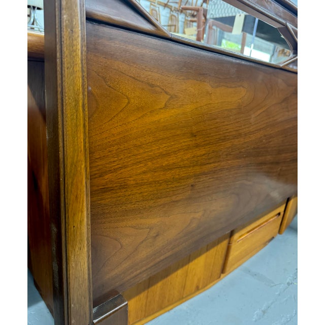 Mid-Century Modern Walnut Headboard by Hoke Wood Products For Sale In New York - Image 6 of 10