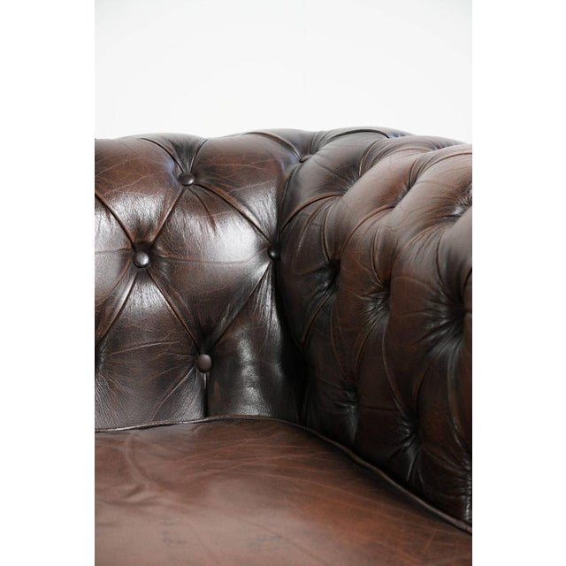 English Style Brown Cowhide Chesterfield 3-Seater Sofa For Sale - Image 9 of 12