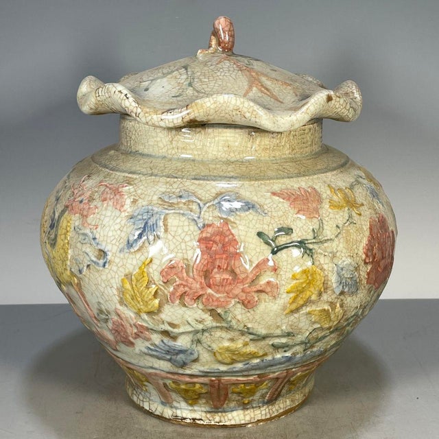 Asian Large Polychrome Crackle Glaze Ginger Jar With Lotus Leaf Lid and Foo Dog Finial (30cm) For Sale - Image 3 of 9