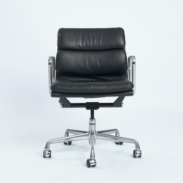Mid-Century Modern Brown EW418 Softpad Desk Chair by Charles and Ray Eames for Herman Miller For Sale - Image 3 of 18
