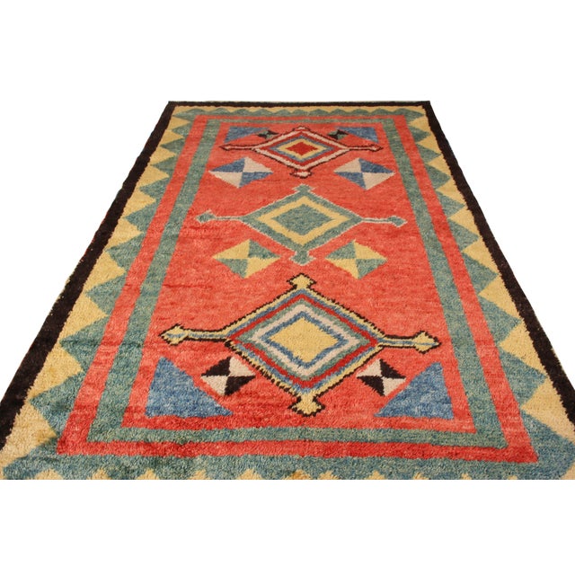 Hand knotted in wool originating from a reputed modern loom in Turkey, this Tulu pattern by Rug & Kilim offers an...