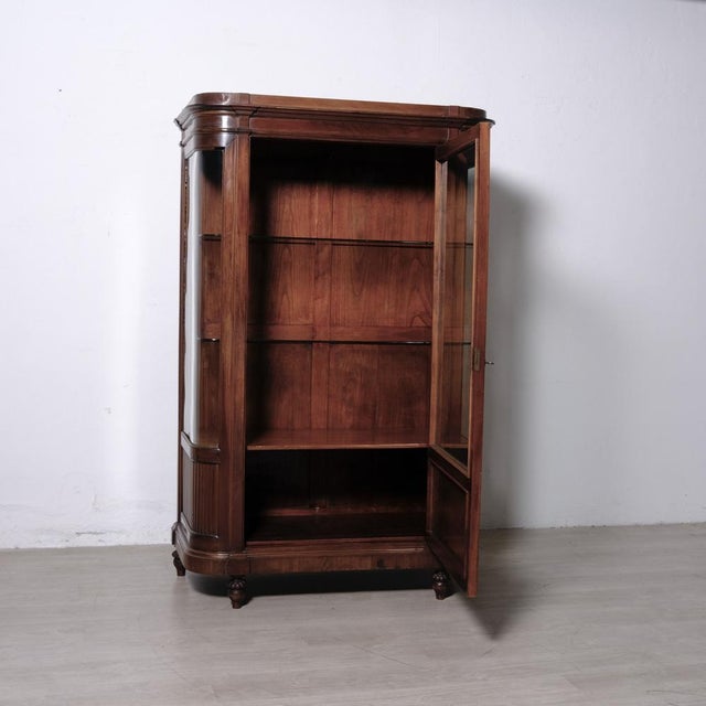 Beautiful mahogany display cabinet, with a single glass door and rounded side panels, very elegant and practical. Interior...
