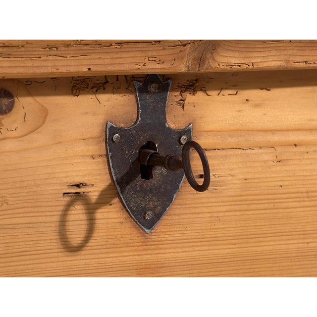 Antique handcrafted solid wood trunk (c.1920) Dimensions: Length: 116 cm Depth: 59 cm Height: 47 cm Style: Rustic...