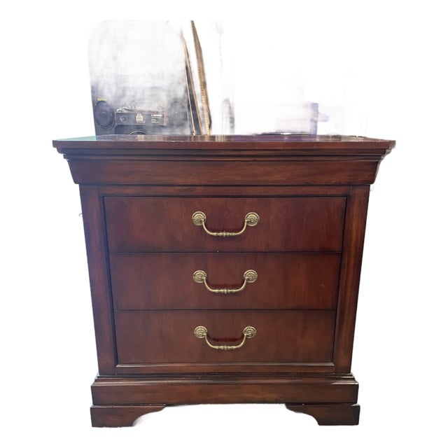 Henredon Cavalier Cherry Louis Philippe Bachelor’s Chest Nightstand For Sale
