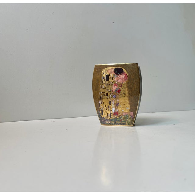 Gold Artis Orbis Series The Kiss by Gustav Klimt Vase in Porcelain from Goebel, 2000s For Sale - Image 8 of 8